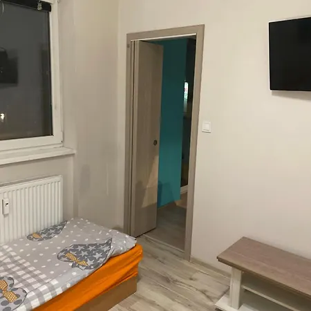 Vlastna Izba 5min Od Letiska Quarto em Acomodações Particulares